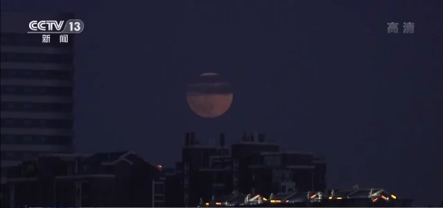邂逅“超级月亮” 多地市民拍照打卡