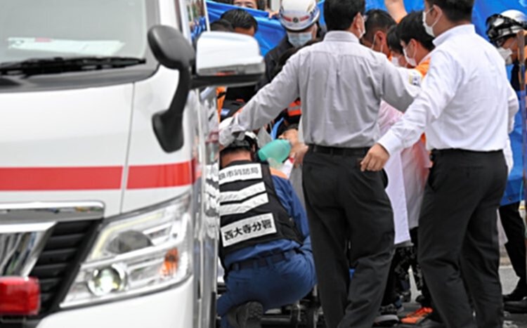 医生透露抢救安倍细节：急救小组达41人，输了2到3人份血液