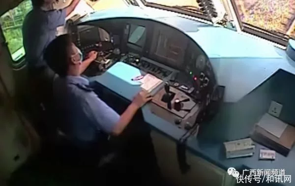 两名初中生铁轨拍照逼停两辆火车！派出所：两人分别罚款100元